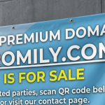 Banner pengumuman penjualan domain premium gromily.com dengan latar belakang gedung perkantoran modern.